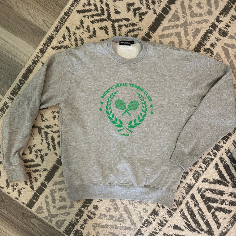 Women’s PrettyLittleThings grey sweatshirt